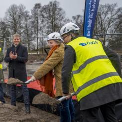 På plats i Sollentuna samlades i torsdags framtida grannar, samarbetspartners, representanter från kommunen och media för att fira starten på bygget och byggpremiären för bostäder inom ramen för OBOS Deläga. Från Sollentuna kommun närvarade Henrik Thunes (M), Kommunstyrelsens ordförande och Moa Rasmusson (L), ordförande i Samhällsbyggnadsnämnden. Spadtaget togs av Daniel Kjørberg Siraj, koncernchef OBOS, och Moa Rasmusson. Foto: OBOS